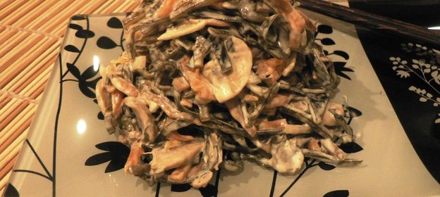 Морская капуста с грибами (почти постное блюдо, но все портит майонез)))