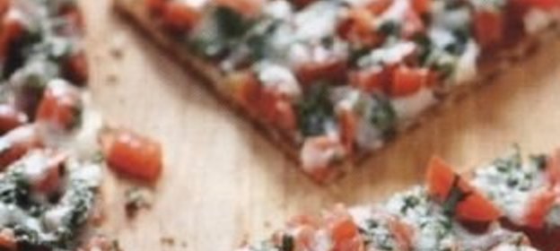 Пицца с помидорами на сковороде