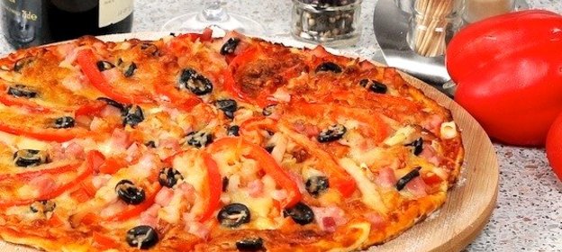 Пицца с копчёной курицей и ветчиной