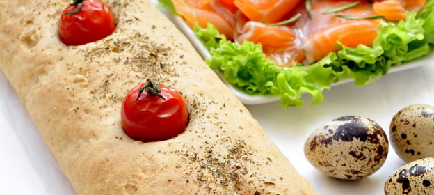 Багет из муки грубого помола с сушеным базиликом и помидорами черри