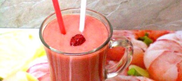 Смузи с клубникой и бананом