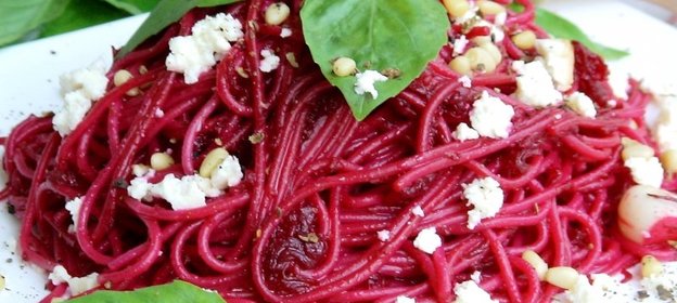 Спагетти со свеклой, брынзой и кедровыми орешками