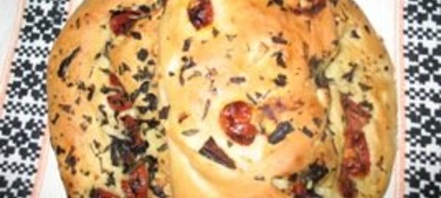 Хлеб с чесноком, помидорами, базиликом