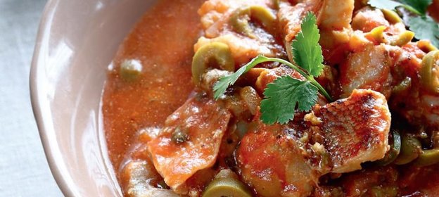 Рагу из морского окуня с оливками и каперсами