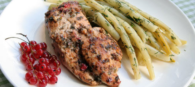 Куриное филе в маринаде из красной смородины