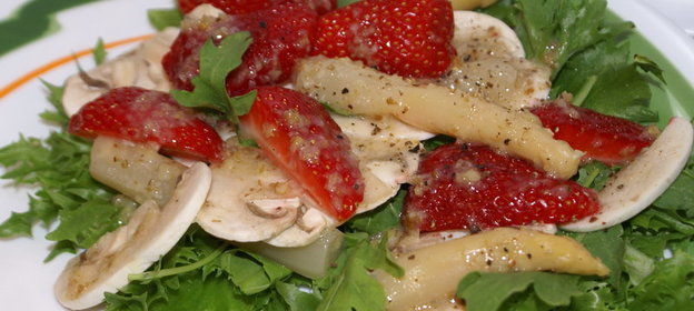 Салат с грибами, спаржей и клубникой