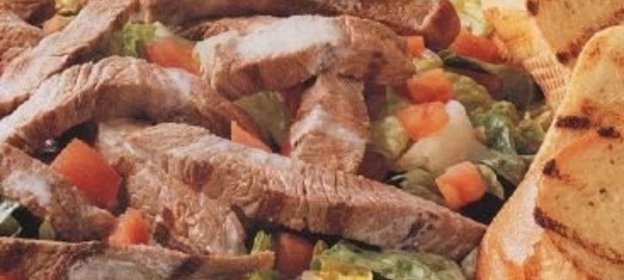 Салат «Цезарь» с говядиной и жареным багетом