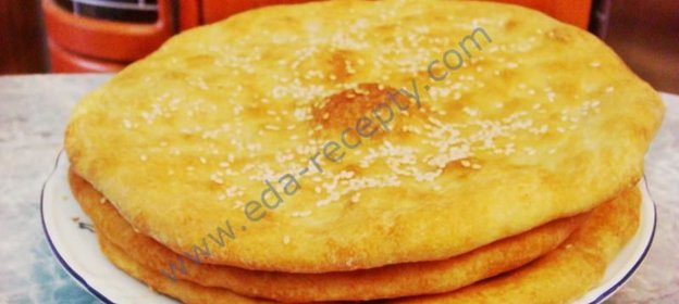 Домашняя дрожжевая лепешка кунжутная