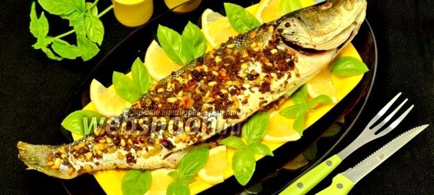 Сибас, запечённый с кедровыми орехами и хлебными крошками