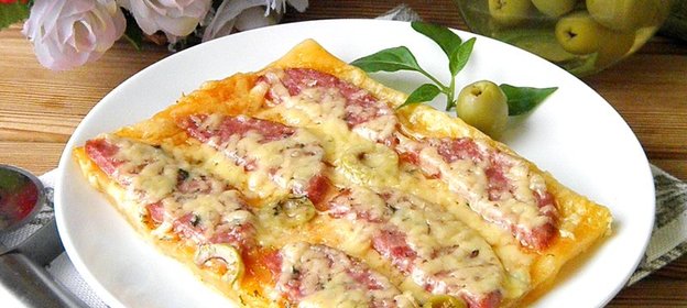 Пицца из слоеного бездрожжевого теста в духовке