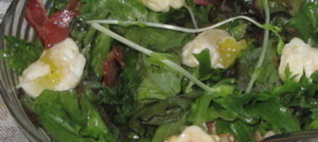 Зеленый салат с перепелиными яйцами-пашот и беконом