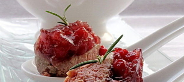 Патэ из куриной печенки с брусничным желе