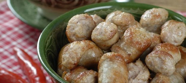 Свиные колбаски с пряными перцами