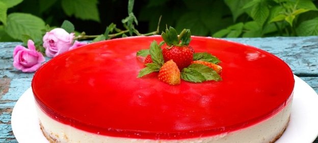 Желейно-бисквитный торт с клубникой и малиной