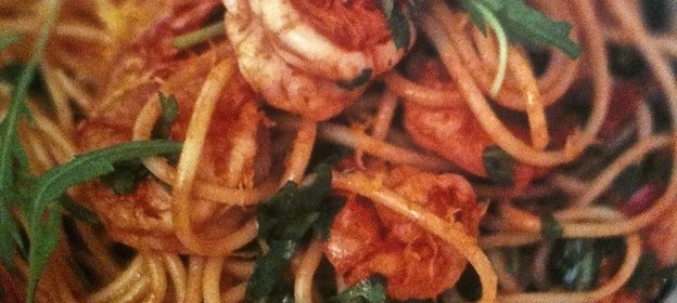 Паста с креветками и рукколой