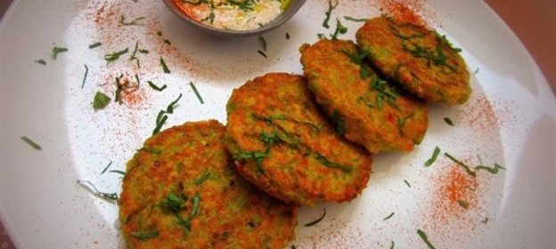 Овощные оладьи с йогуртовым соусом