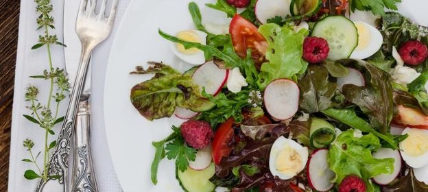 Малиновый салат с моцареллой и сезонными овощами