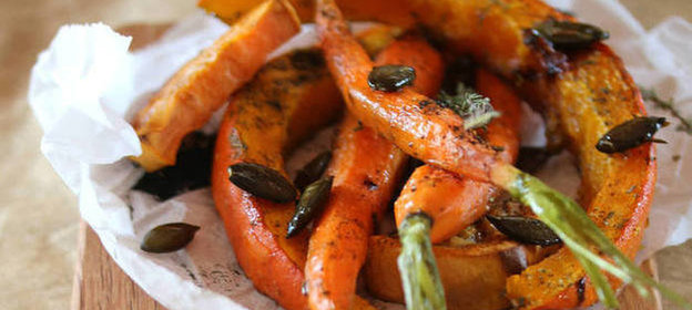 Печеные оранжевые овощи с изюмом и тыквенными семечками