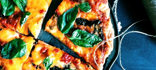 Пицца Маргарита с моцареллой и пармезаном