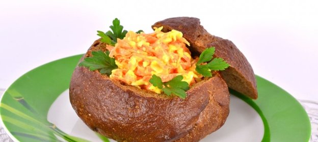 Салат из моркови и сыра с курицей и грибами в ржаной булочке