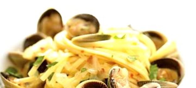 Лапша с белым соусом из моллюсков