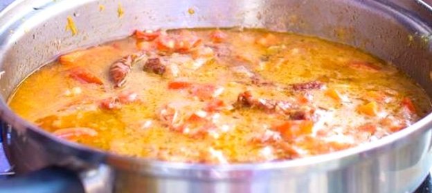 Спагетти с соусом из песто и помидоров