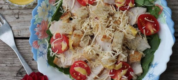 Салат Цезарь с курицей и с помидорами