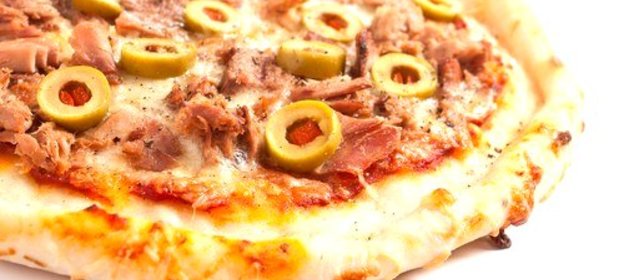 Пицца с тунцом и маслинами