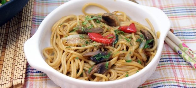 Спагетти с овощами и соевым соусом