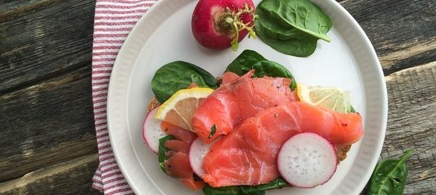 Сэндвич со слабосоленым лососем