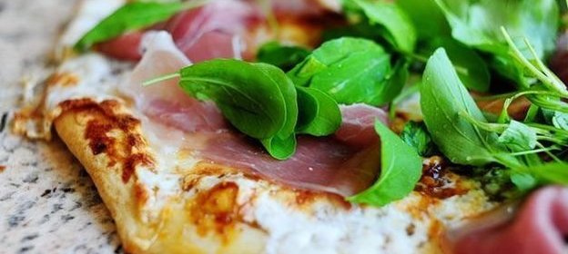 Быстрая пицца с моцареллой, ветчиной и соусом песто