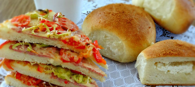 Пышки с творогом и колбасная пицца с овощами