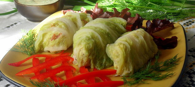 Паровые голубцы из пекинской капусты с соусом