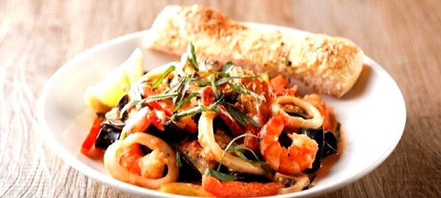 Морской коктейль, жареный с чесноком