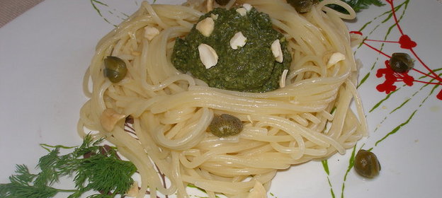 Спагетти с зеленым соусом и кешью