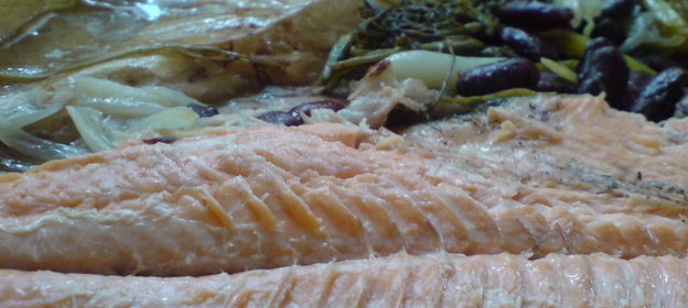 Морская форель,запечённая в пергаменте с фасолью