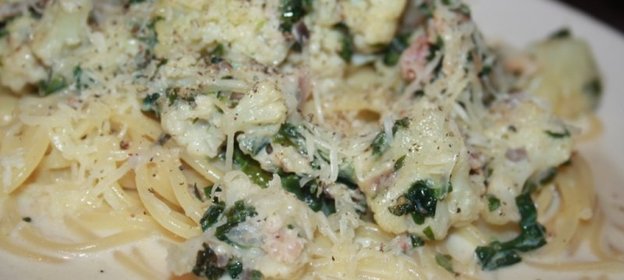 Сицилийская паста с цветной капустой, беконом и шпинатом