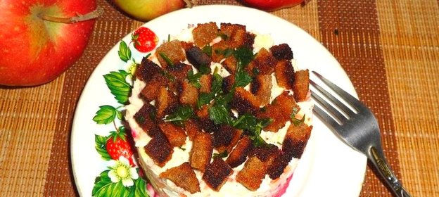 Слоеный салат с рыбой и сухариками