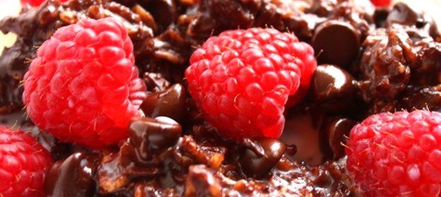 Шоколадная овсяная каша с малиной