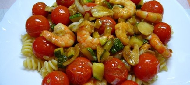 Паста с креветками, кабачками и помидорами черри. Вкусный и быстрый праздничный обед