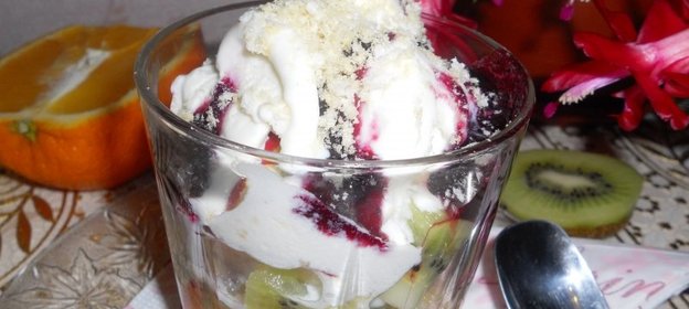 Десерт фруктовый с мороженым