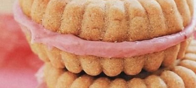 Песочное печенье с клубничным соусом