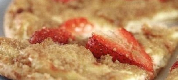 Пицца с клубникой и сливочным сыром