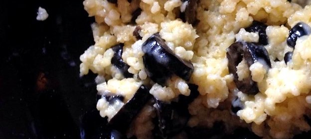 Пшеничная каша-пицца с оливками