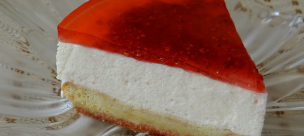 Бисквитный торт-суфле с клубничным вареньем-желе