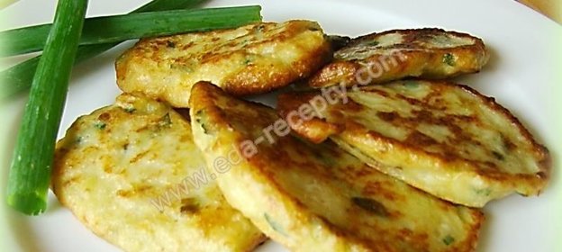 Кабачковые оладьи с сыром и чесноком