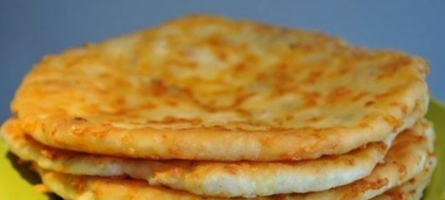 Лепешка из сулугуни на сковороде