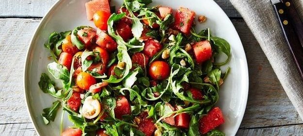 Салат из арбуза, томатов и рукколы