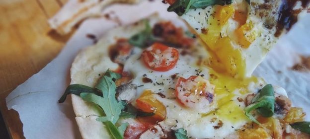 Итальянская пицца на быстром тесте с томатами, грибами и яйцом.