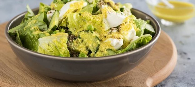 Зеленый салат с ореховой крошкой и фетой